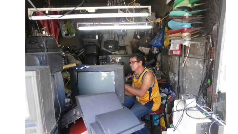 テレビを修理するフィリピン人