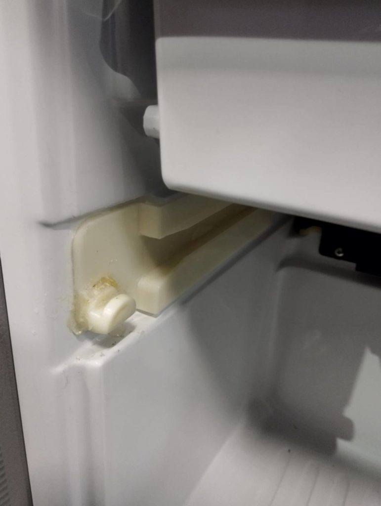 SQR13冷蔵庫の冷凍室パーツの故障1