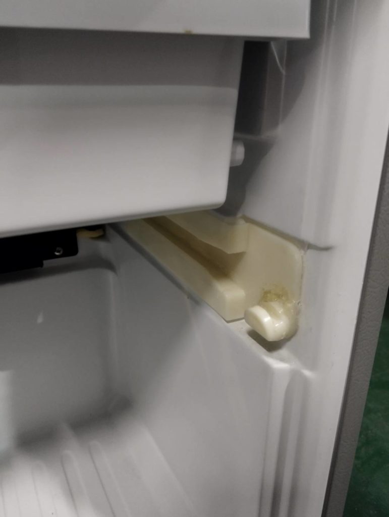 SQR13冷蔵庫の冷凍室パーツの故障２